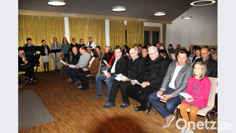 Viele Zuhörer waren gekommen, um bei der meditativen Andacht mit Künstergespäch dabeizusein. Im Bild vorne die Ehrengäste (von rechts) Künstler Dominik Schleicher mit Tochter, Domvikar Werner Schrüfer, Pfarrer Herbert Rösl, Bürgermeister Martin Prey, Pfarrgemeinderatssprecherin Irmgard Glaser sowie die Pfarrgemeinderäte Alois Fronhofer und Alfons Wittmann, hinten links das Vokalensemble &quot;Cousinentöne&quot; aus dem Dekanat Nabburg. Bild: Josef Böhm