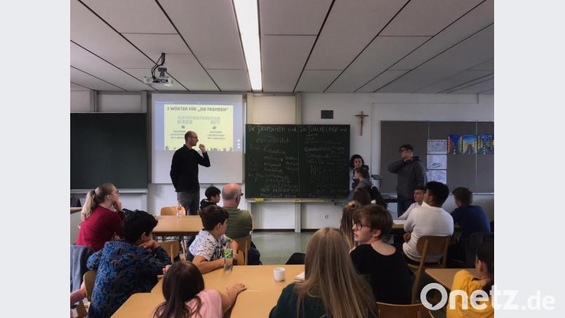 Schüler mit und ohne Fluchterfahrung nehmen an einem Projekttag an der Mittelschule teil. Das Ziel: ein Umdenken anzuregen und gegenseitiges vorurteilsfreies Verständnis zu fördern. Bild: exb/Barbara Neuber