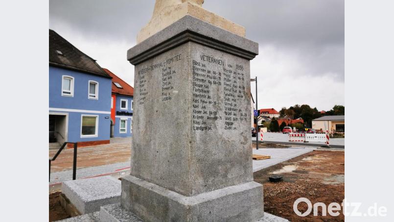Im Sockel am Ehrenmal wurden die Namen der Veteranen der Kriege im 19. Jahrhundert und das Krieger-Ehrenmal-Komitees in Stein gemeißelt. Bild: gz (Archiv)