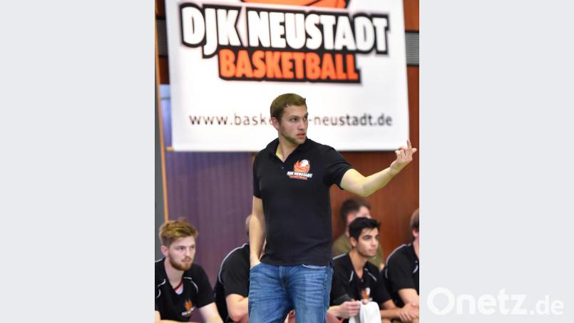 Viele Alternativen hat Neustadts Coach Stefan Merkl beim Auswärtsspiel in Chemnitz wohl nicht auf der Bank. Bei sieben fehlenden Stammspielern dürfte das DJK-Team ein neues, jüngeres Gesicht bekommen. Bild: A. Schwarzmeier