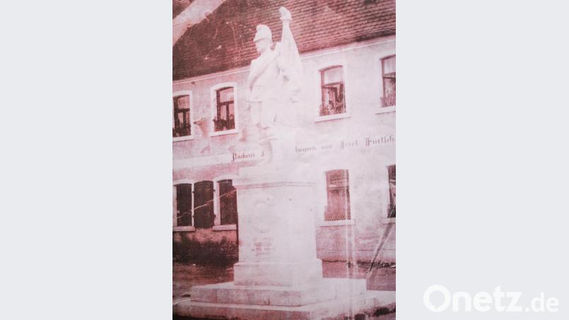 Das Kriegerdenkmal bei der Bäckerei Fürtsch, dem ehemaligen Zacherlhaus, wurde am 28. Juni 1914 zentral am Tillyplatz installiert. Bild: gz (Archiv)