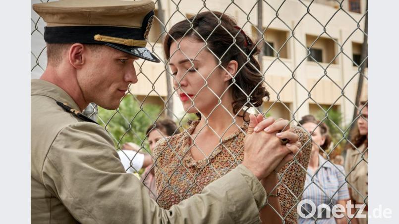 Ed Skrein (links) als Dick Best und Mandy Moore als Ann Best in "Midway". Bild: Reiner Bajo/Universum Film/dpa