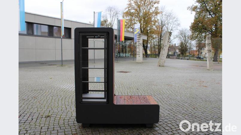 Die neue Bücherkiste steht vor der Schwarzachtalhalle bereit. Bild: pko