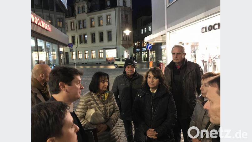In der Weißenburgstraße sprechen sich die Genossen für weitere Fahrradabstellplätze aus. Baudezernent Oliver Seidel (Mitte, links), erklärt, warum sich das nicht so leicht umsetzen lässt. Bild: Gabi Schönberger