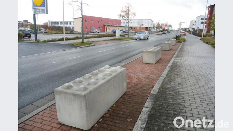 Die Leimbergerstraße wirkt weitläufig und gut überschaubar. Dennoch stehen auf den Parkflächen kurz vor der Esperantostraße (rechts) Betonklötze statt Autos auf den Stellplätzen. Das wirft bei Bürgern Fragen auf. Bild: Gabi Schönberger