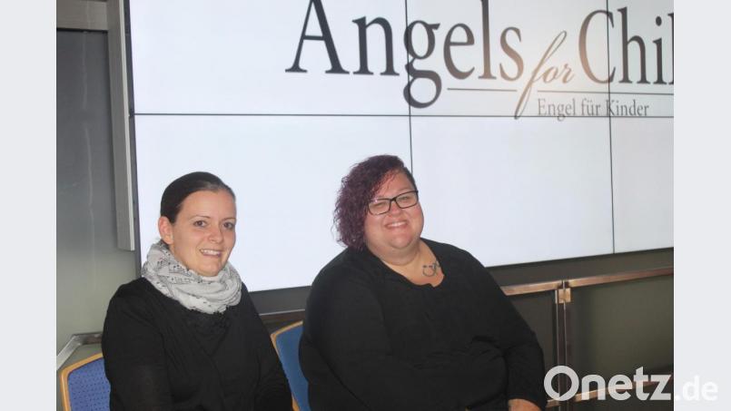 Steffi Gröger (links) und Bettina Mildner gestalteten das Benefizkonzert mit ihren Liedern. Bild: Schönberger, Ferdinand [fsb]