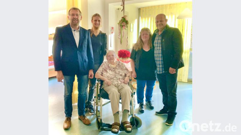 Zweiter Bürgermeister Hermann Schraml, stellvertretender Pflegedienstleiter Kevin Wienerl, Tochter Claudia und Schwiegersohn Rainer (stehend von links) gratulierten Anna Hofmann zu ihrem 80. Geburtstag. Bild: jzk