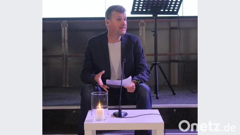 Organisator Wolfgang Göldner trägt besinnliche Texte vor. Bild: Schönberger, Ferdinand [fsb]