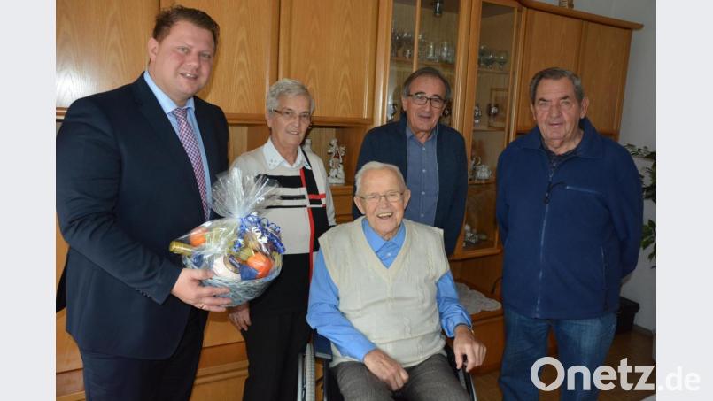 Seinen 85. Geburtstag feierte am Donnerstag Herbert Jornitz (Mitte). Es gratulierten unter anderem Ehefrau Maria sowie Zweiter Bürgermeister Stefan Grillmeier (links) und Erich Süß und Peter Pufler (von rechts) vom ATS Mitterteich. Bild: jr