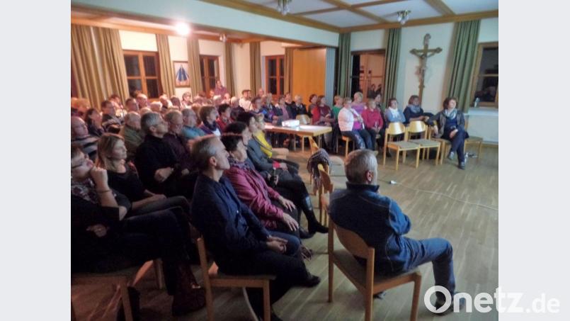 Vielfältige Eindrücke und Erfahrungen von der Reise der achtköpfigen Gruppe des Arbeitskreises „Für das Leben und die Hoffnung“ in den Kosovo vermittelt der Bildervortrag den rund 80 Besuchern im Pfarrheim. Bild: br