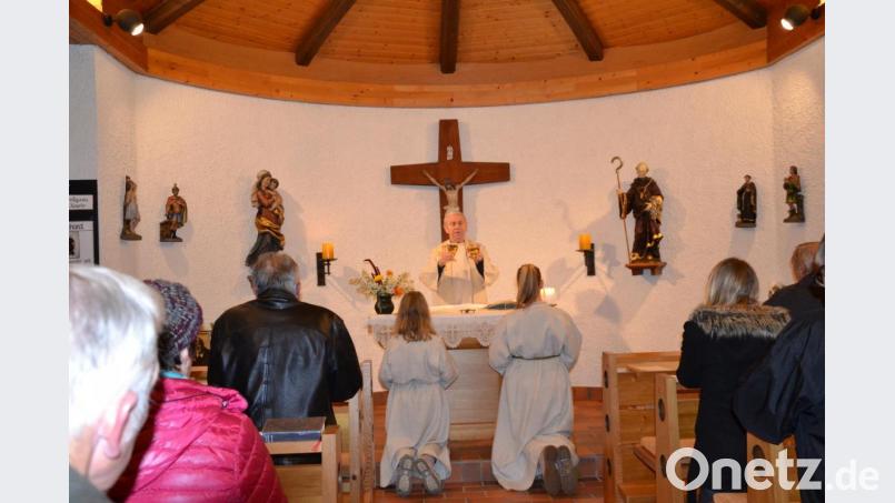 In Heumaden feierten die Gläubigen den Namenstag ihrer Dorfkapelle, die dem Hl. Leonhard geweiht ist, mit einem Festgottesdienst mit Pfarrer Josef Most. Bild: gi