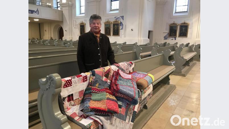 Über die Unterstützung aus Waidhaus freut sich Manuela Simmerl und nimmt die vor Ort gefertigten Decken in der Emmeramskirche für Kinder in Rumänien in Empfang. Bild: fjo