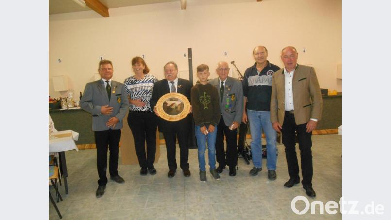 Beim Jubiläumsschießen (von links): Schützenmeister Norbert Franzel, Wirtin Brigitte Gering, Sieger Jubiläumsscheibe Ludwig Mayer, Dritter Sieger Finn Lohmann, Zweiter Sieger Dieter Naber, Wirt Josef Gering und Bürgermeister Roland Strehl. Bild: e
