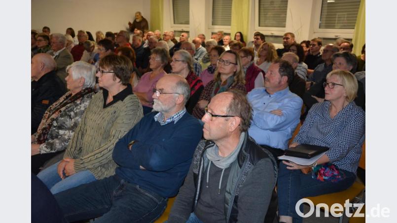 Kaum fassen konnte der Vortragssaal im Kloster Theresianum die vielen Besucher, die zum Vortragsabend mit Toni Siegert gekommen waren. Bild: jr