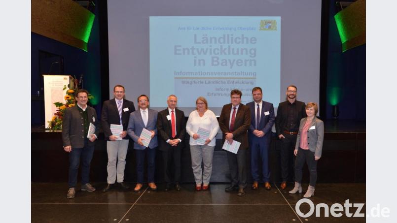 Referenten: Behördenleiter Thomas Gollwitzer (4. von links) bedankte sich bei den Referenten für ihre Informationen aus erster Hand (von links nach rechts): Günter Stephan (ILE Gäuboden), Martin Schmid (Manager Steinwald Allianz), Bürgermeister Hans Donko (Vorsitzender Steinwald Allianz),Waltraud Lobenhofer (Geschäftsführerin AOVE GmbH), Georg Guggenberger (ALE Oberpfalz), Frank Langguth (ALE Oberpfalz), Markus Götz (ALE Oberpfalz) und Petra Nickl (Moderation, ALE Oberpfalz) (nicht auf dem Foto Bürgermeister Bernhard Lindner, Vorsitzender der AOVE GmbH). Bild: Stefan Neumann/ALE Oberpfalz