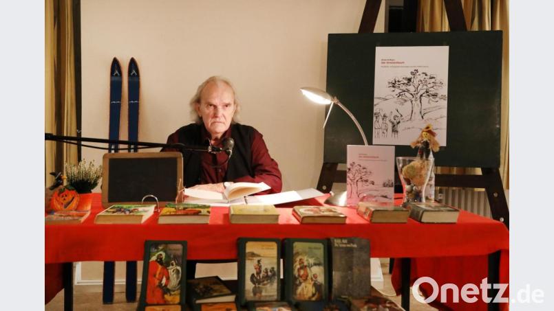 Heinrich Mayer zeigt bei der Vorstellung seines Buches "Der Ameisenbaum" was Kindern und Jugendlichen in den 60er Jahren wichtig war. Bild: Gerhard Götz