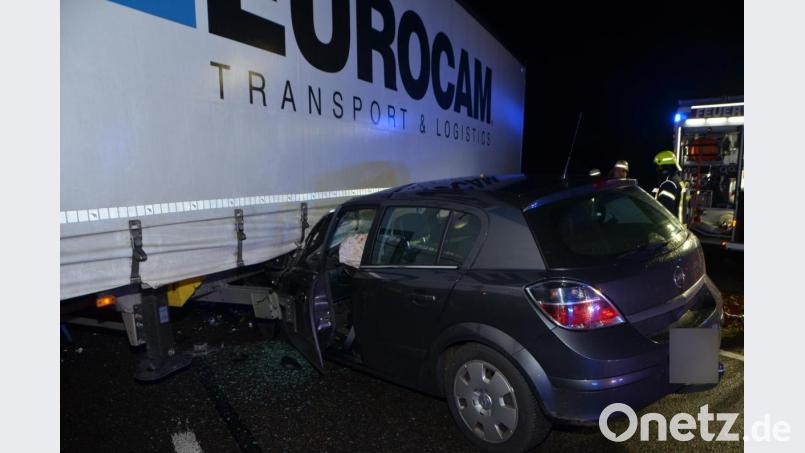 Ein 58-jähriger Autofahrer aus dem Gemeindebereich Leuchtenberg krachte mit voller Wucht in den Sattelauflieger, der gerade in die Bundesstraße 22 einfahren wollte. Bild: dob