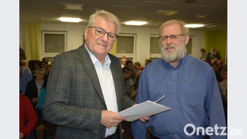 Historiker Toni Siegert (links) im Gespräch mit Pfarrseelsorger Pater Benedikt Leitmayr. Bild: jr