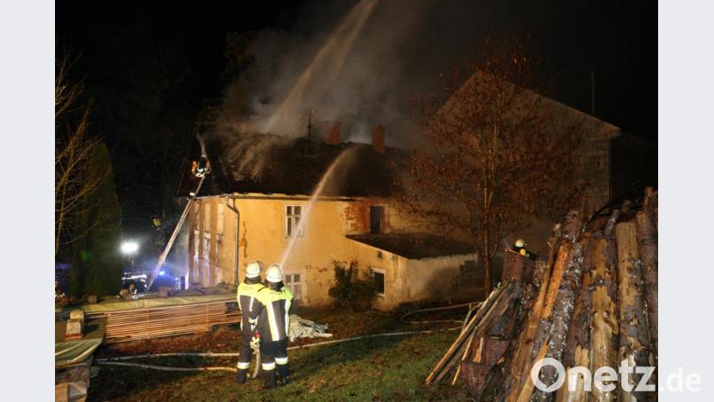 Dank des schnellen Aufbaus der Wasserversorgung konnten die Feuerwehren ein Ausbreiten des Feuers in Grünlas verhindern. Bild: Roland Wellenhoefer