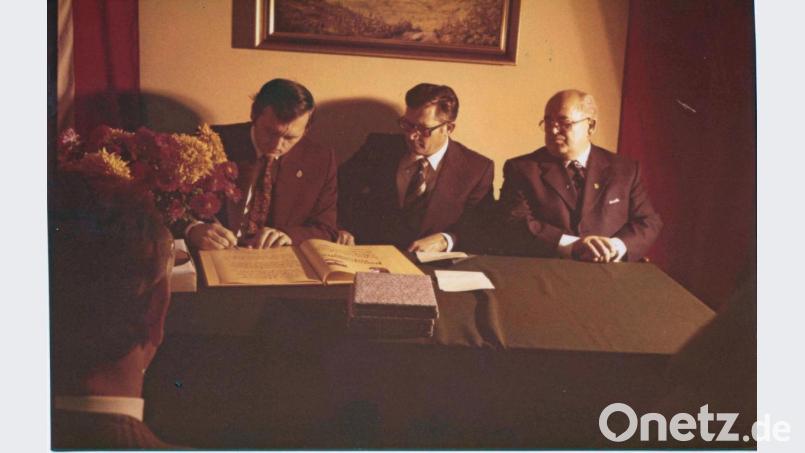 Landgerichtspräsident Dr. Adolf Schuster (rechts) war mit Bürgermeister Karl Millner (Mitte) und OB Hans Schröpf Initiator der Partnerschaft der beiden Weiden. Im November 1977 unterzeichneten sie in Weiden am See die offizielle Partnerschaftsurkunde. Bild: exb/Stadtmuseum Weiden