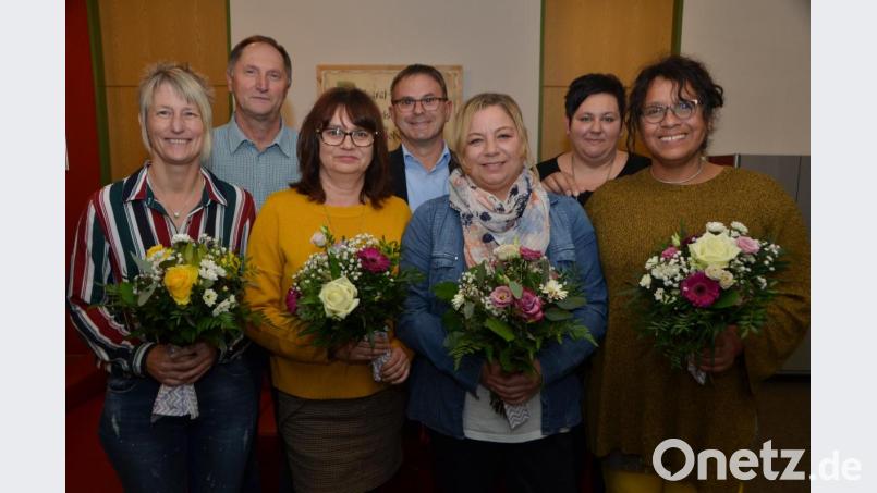 Annelore Binder (Dritte von links) ist die dienstälteste Elternbeirätin, die der neue Mittelschulrektor Hubert Reil (Mitte) und Konrektor Richard Troglauer (Zweiter von links) aus ihrem Ehrenamt entließen. Auch die bisherige Vorsitzende Anja Schaller (links) sagte Servus. Ihr folgt Christine Enderlein (Zweite von rechts) nach, die sich genauso engagiert und voller Tatendrang wie ihre Vorgängerin einbringen will. Bild: dob