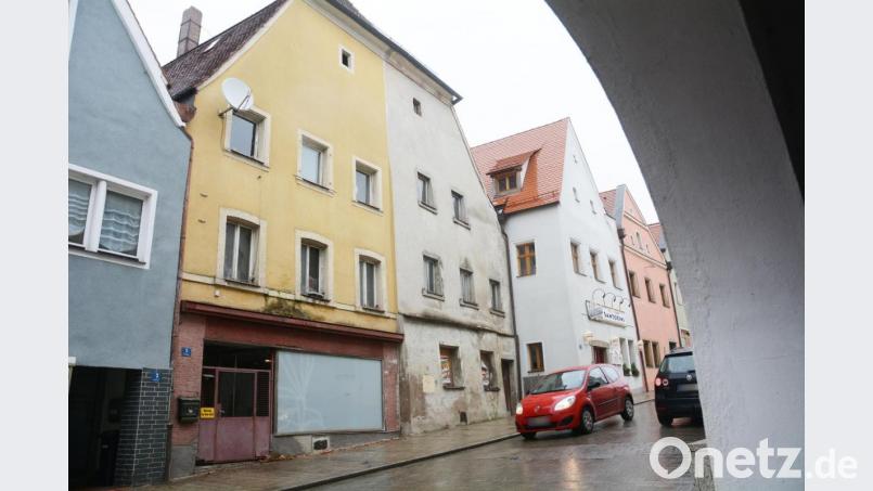 Eine Garage direkt zur Straße statt des Schaufensters und eine Knallfarbe an der Fassade sind zu viel für den Stadtrat. Er legt gegen die Pläne des Hausbesitzers und seiner Mutter ein Veto ein. Bild: Gabi Schönberger
