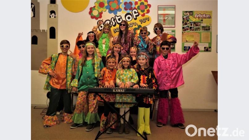 Die 15 auserwählten Mädchen und Buben aus dem Kinderchor Wiesau freuen sich riesig auf ihren großen Auftritt mit den Profis der Abba-Coverband. Bild: ubb