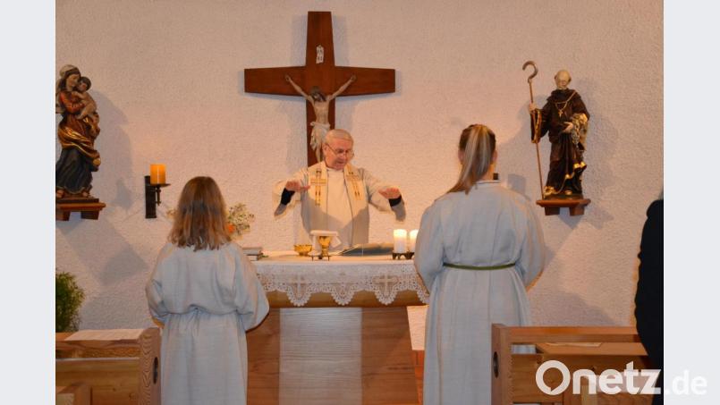 In Heumaden feierten die Gläubigen den Namenstag ihrer Dorfkapelle, die dem Hl. Leonhard geweiht ist, mit einem Festgottesdienst mit Pfarrer Josef Most. Bild: gi