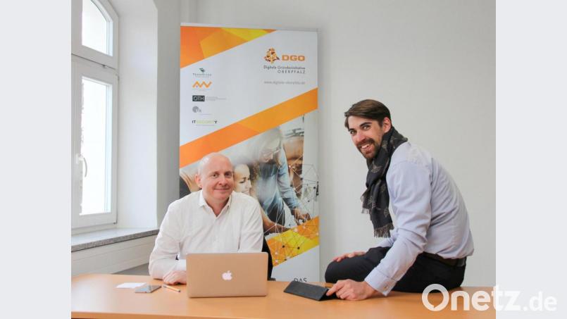 Planery-Gründer Alexander Götz (links) mit DGO-Chef Philipp Hermannsdörfer. Bild: Wiesel/OTH Amberg-Weiden