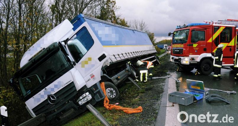 Weil der Lkw gefährlich schräg über die Leitplanke hing, sicherte die Feuerwehr ihn mit Hilfe von Seilwinden. Bild: gf