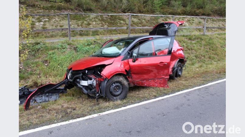 Bei einem Unfall vor dem Ortseingang Ebnath wurde der Renault eines 56-Jährigen aus Wunsiedel schwerbeschädigt. Der Fahrer wurde mittelschwer verletzt ins Krankenhaus gebracht. Bild: soj