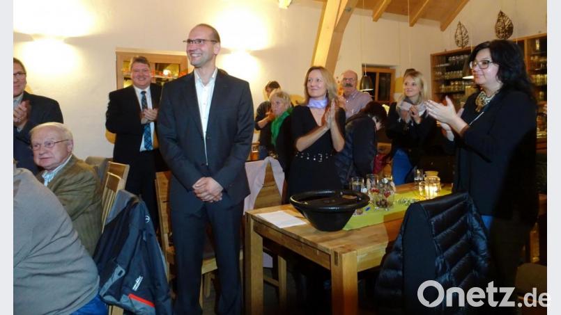 Nach der Bekanntgabe des Wahlergebnisses gab es viel Applaus für Landratskandidaten Ely Eibisch (im Vordergrund). Auch Ehefrau Martina (rechts neben ihm) gratulierte. Bild: rti