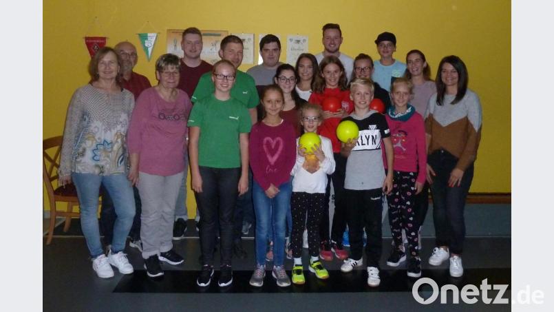 Beim Kegeln im &quot;Triffnix&quot; gingen die aktiven Bläser und die Nachwuchsspieler gemeinsam an den Start. Bild: Portner