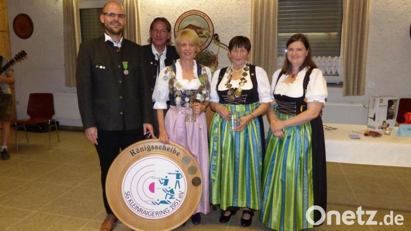 Die neuen Würdenträger aus Kleinraigering (von links): 2. Ritter Manuel Birner, Oberschützenmeister Markus Böhm, Schützenkönigin Tanja Ludwig, Liesl Hilde Wiesgickl und Schützenmeisterin Michaela Nübler. Bild: Peter Zitzmann/exb