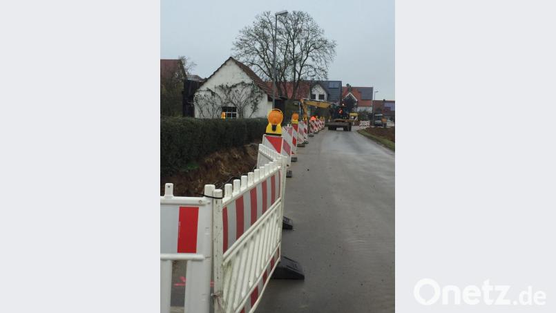 Nicht nur in der Sigraser Straße herrschen derzeit erschwerte Verkehrsbedingungen. Die Gemeinde hofft, zumindest einige der zahlreichen Baustellen noch vor Jahresfrist abschließen zu können. Bild: aks