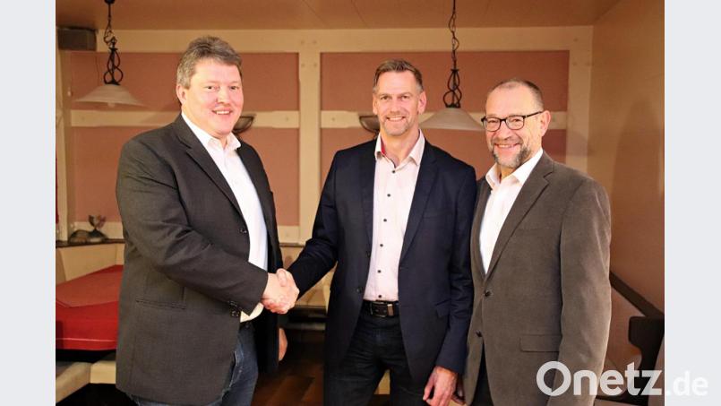 Thomas Riedl (Mitte) ist der Bürgermeisterkandidat der Freien Wähler in Eschenbach. Landesvorstand Bernhard Schmidt und Zweiter Bürgermeister Karl Lorenz wünschen viel Erfolg. Bild: jma