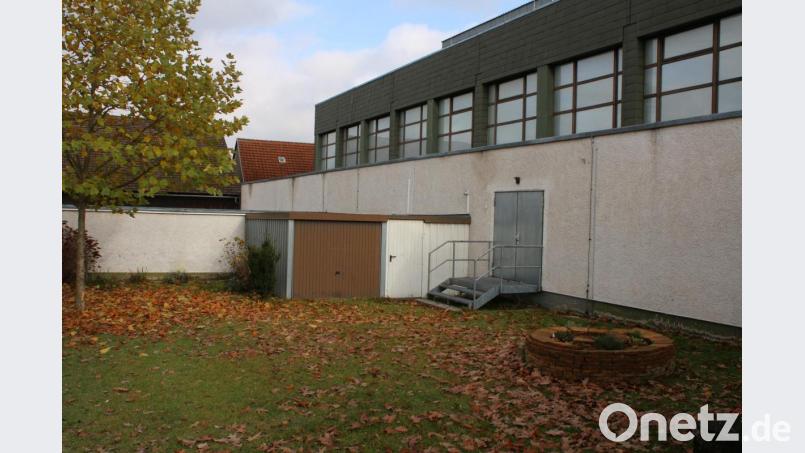 Die Garagen an der Westseite der Grafenwöhrer Stadthalle müssen einem barrierefreien Zugang mit Rampe weichen. Bild: sne