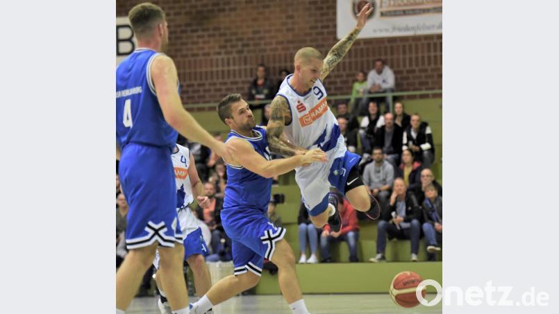 Nicht nur der Weidener Patrick Bortel (rechts), sondern die ganze Mannschaft der Hamm Baskets muss bei der DJK Schweinfurt alles geben, um erfolgreich zu sein. Bild: Büttner, Gerhard