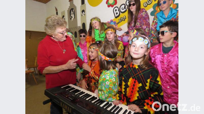 Chorleiterin Christa Holm gibt wichtige Anweisungen für das Konzert. Bild: ubb