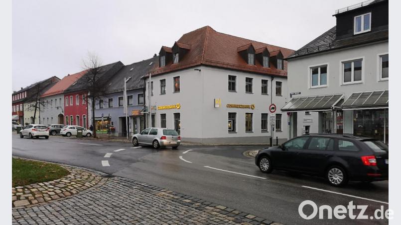 Noch völlig offen ist, ob und wie sich im Zuge des Umbaus des Oberen Marktplatzes die Verkehrsführung an der Kreuzung ändert. Bild: lnz