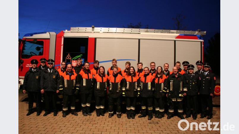 Feuerwehrleute aus der Gemeinde Schnaittenbach absolvieren die Prüfung in technischer Hilfeleistung (von links): Schiedsrichter Horst Kellner, Kreisbrandinspektor Martin Schmid, Kreisbrandmeister Marco Weiß, Dennis Hackenberg, Berthold Heindl, Marius Luber, Franziska Reng, Philipp Reif, Kati Wild, Sebastian Reng, Anja Schäfer, Lukas Schwendner, Sophie Jobst, Stefan Ott, Sam Leitner, Jonas Graf, Veronika Biller, Stefan Kummeth, Gruppenführer Thomas Hackenberg und Thomas Sehr mit den Kommandanten und Vorsitzenden der Feuerwehr Holzhammer, Heiko Friedl, Klaus Uschald und Hans Friedl, sowie Kommandant Michael Werner von der Feuerwehr Schnaittenbach. Bild: wfw
