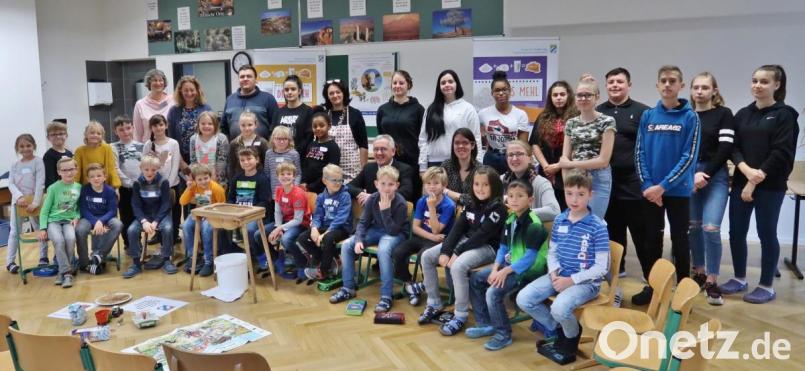 Bevor man den Pfannkuchenweg in Angriff nahm, versammelten sich die Beteiligten des Landwirtschaftsamts sowie der Grund- und Mittelschule Vilseck mit den Kindern. Mit dabei (hinten, von links): Jutta Forster (AELF) und Lehrerin Ricarda Kräuter. Bild: rha