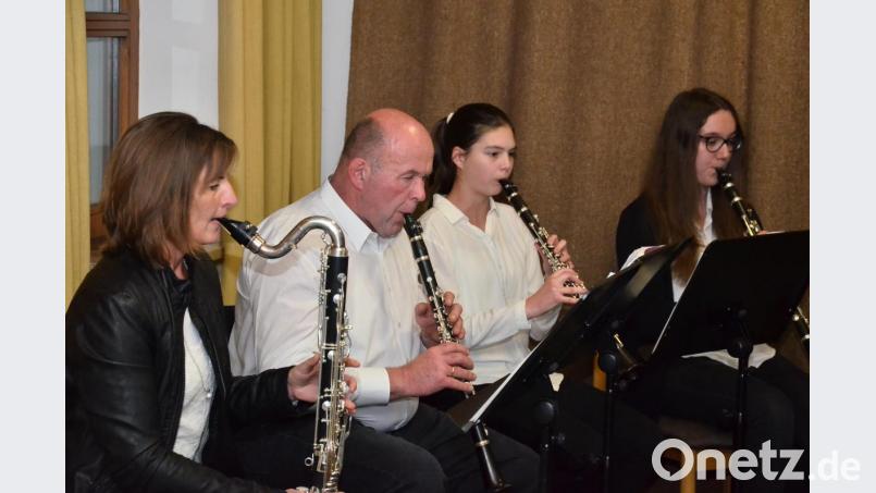 Musikerchef Hermann Mack wird bei den bevorstehenden Neujahrskonzerten nicht nur als Dirigent auf der Bühne stehen, sondern an der Seite von Margret Greß, Stephanie Ditz und Anna Nahrhaft (von links) auch als Instrumentalist mitwirken. Bild: fjo