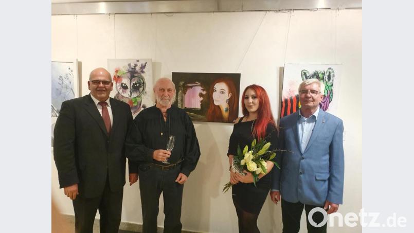 „Schülerin &amp; Mentor“: Sarah Weise gemeinsam mit ihrem Lehrer Robin Seur (2. von links), Bürgermeister Klaus Meyer (links) und Sibyllenbadchef Gerhard Geiger bei der Ausstellungseröffnung im Neualbenreuther Kurmittelhaus. Bild: Kurmittelhaus Sibyllenbad/exb