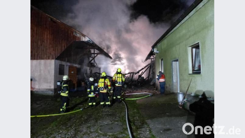 Die Feuerwehr kämpft gegen die Flammen in Grünau. Am 30. Oktober brannte hier eine Scheune nahe der Bahnlinie. 150 Einsatzkräfte verhinderten ein Übergreifen der Flammen auf das Wohnhaus. Bild: hme