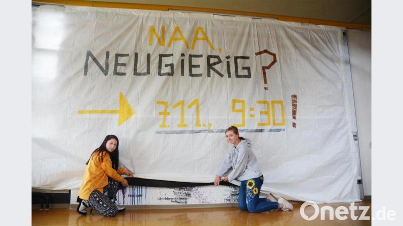 Noch wollen die Schülerinnen Ilona Feldmann und Sarah Böckl (von links) von der Klasse Q12 des Elly-Heuss-Gymnasiums das neue Wandgemälde nicht enthüllen. Bild: Gabi Schönberger
