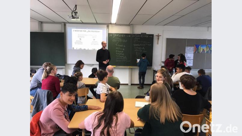 Schüler mit und ohne Fluchterfahrung nehmen an einem Projekttag an der Mittelschule teil. Das Ziel: ein Umdenken anzuregen und gegenseitiges vorurteilsfreies Verständnis zu fördern. Bild: exb/Barbara Neuber