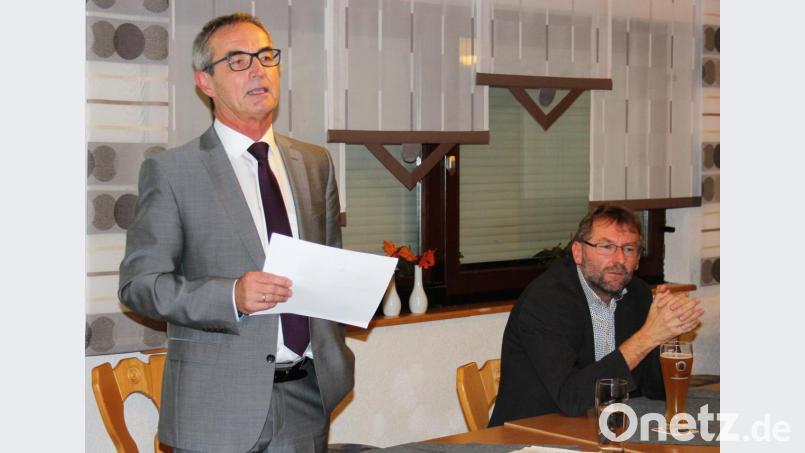 Bürgermeister Werner Nickl (links) referierte im ersten der Bürgerversammlung über die Entwicklungen in der Kommune, Zweiter Bürgermeister Hermann Schraml (rechts) moderierte die Aussprache und Anfragen der Bürger. Bild: stg