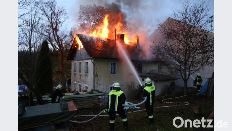 Dank des schnellen Aufbaus der Wasserversorgung konnten die Feuerwehren ein Ausbreiten des Feuers in Grünlas verhindern. Bild: Roland Wellenhoefer