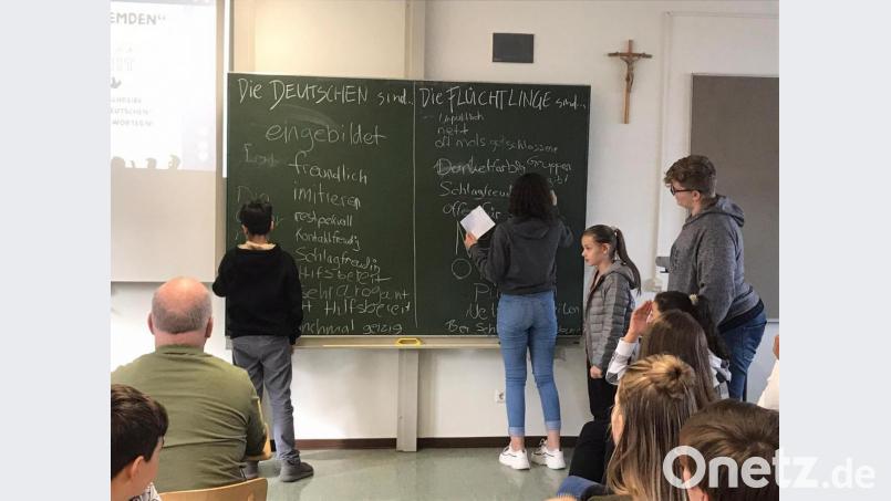 Schüler mit und ohne Fluchterfahrung nehmen an einem Projekttag an der Mittelschule teil. Das Ziel: ein Umdenken anzuregen und gegenseitiges vorurteilsfreies Verständnis zu fördern. Bild: exb/Barbara Neuber